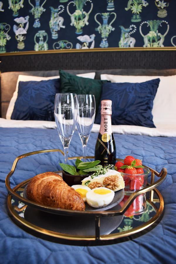Brasss Hotel Suites Haarlem Esterno foto Champagne Moët