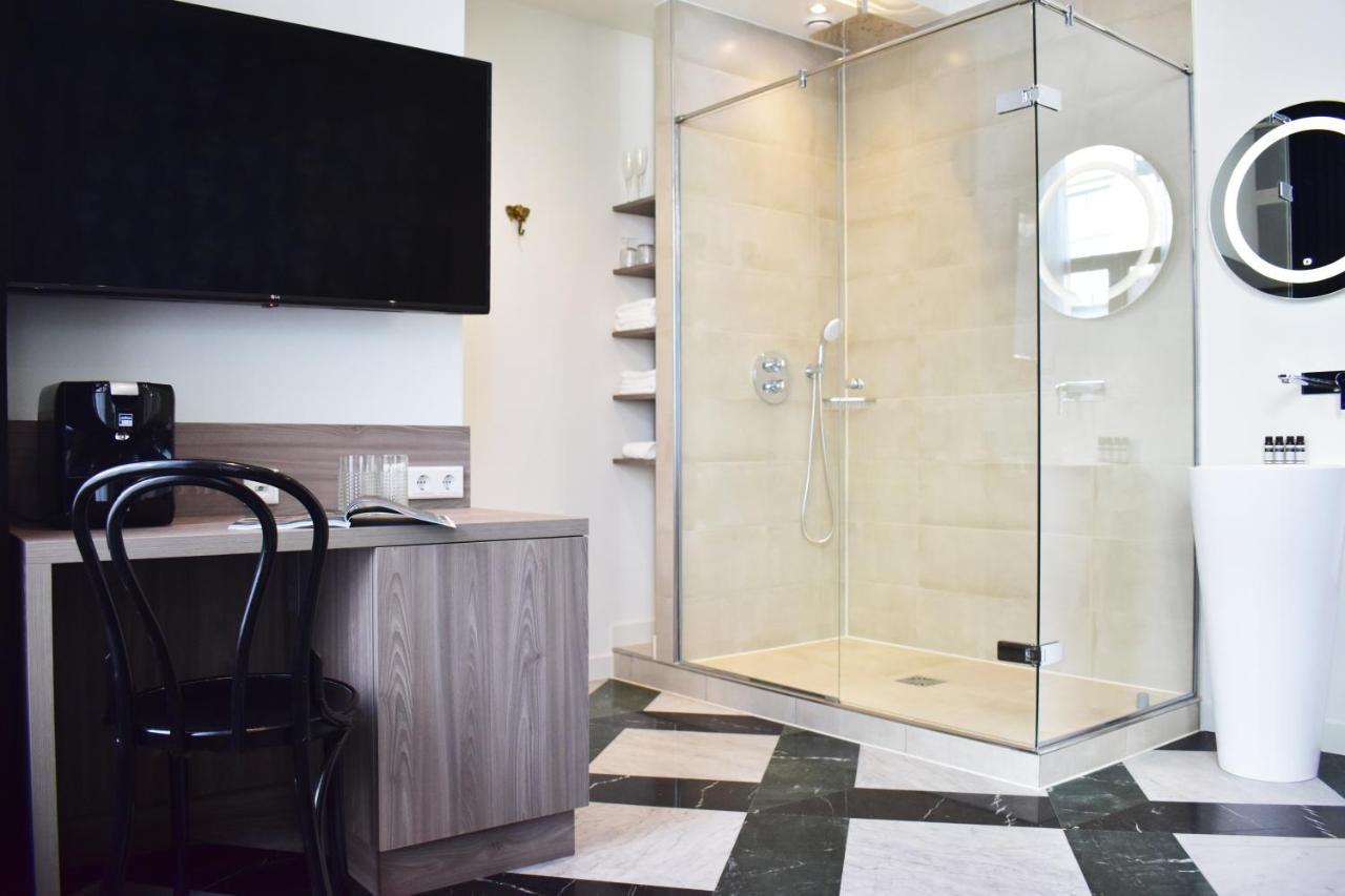 Brasss Hotel Suites Haarlem Esterno foto A shower enclosure