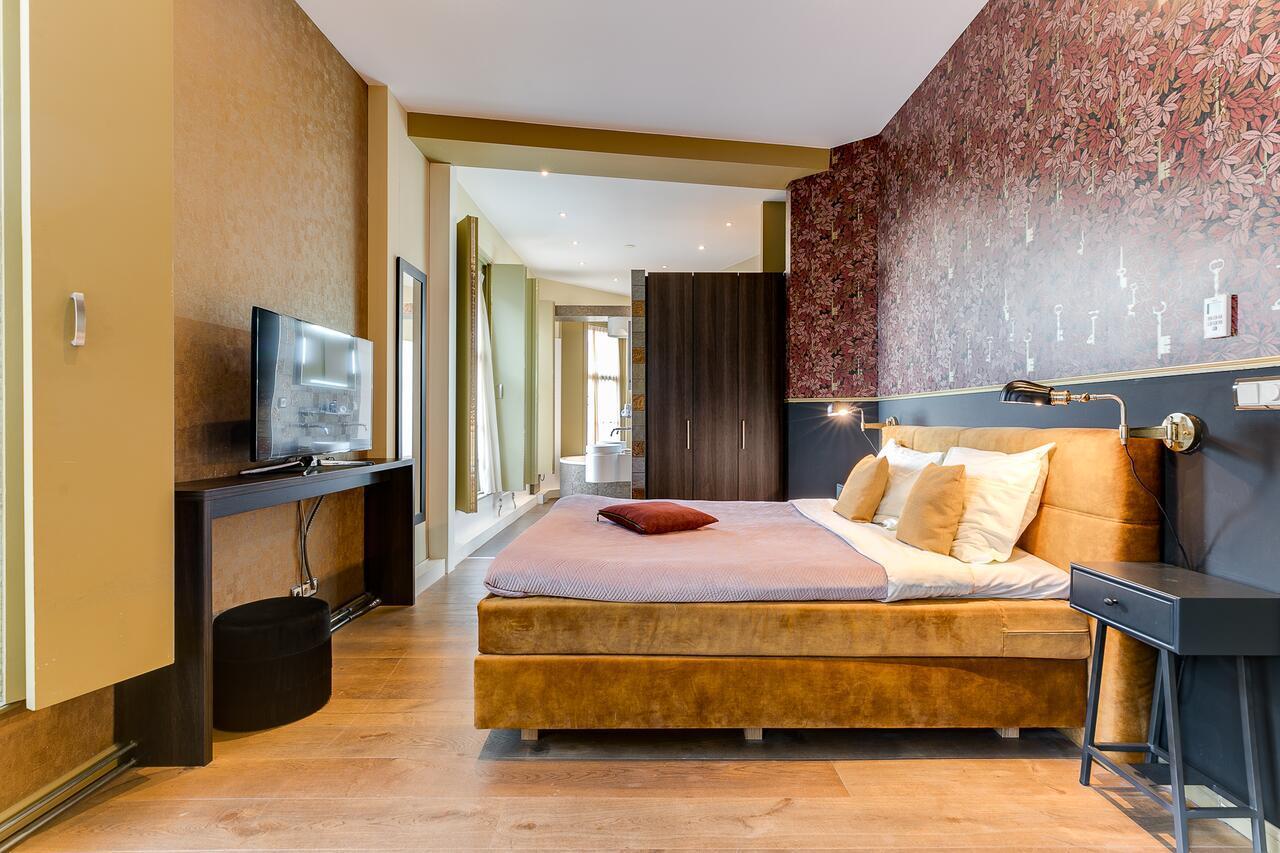 Brasss Hotel Suites Haarlem Esterno foto A bedroom at the hotel