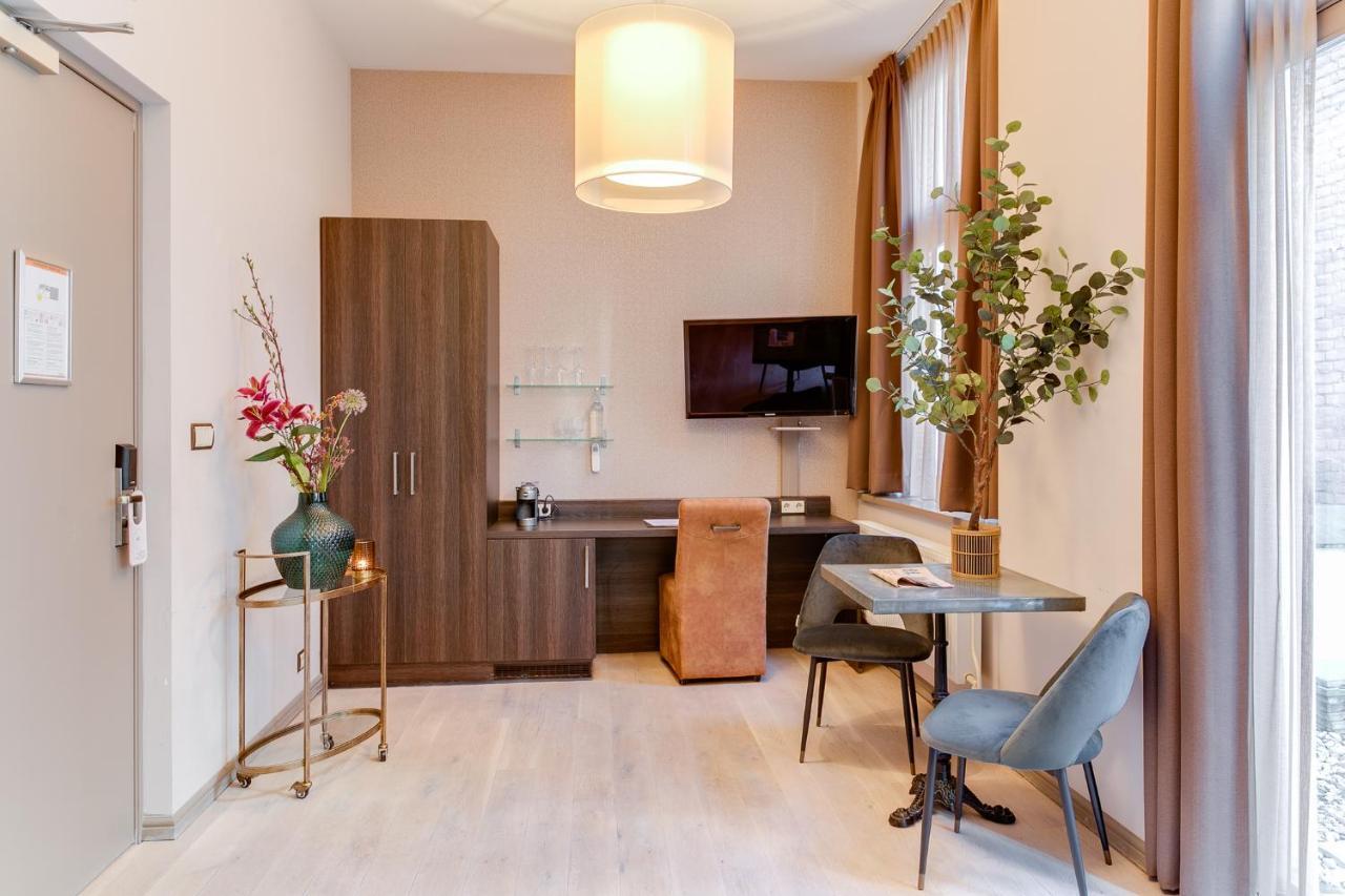 Brasss Hotel Suites Haarlem Esterno foto A typical studio apartment