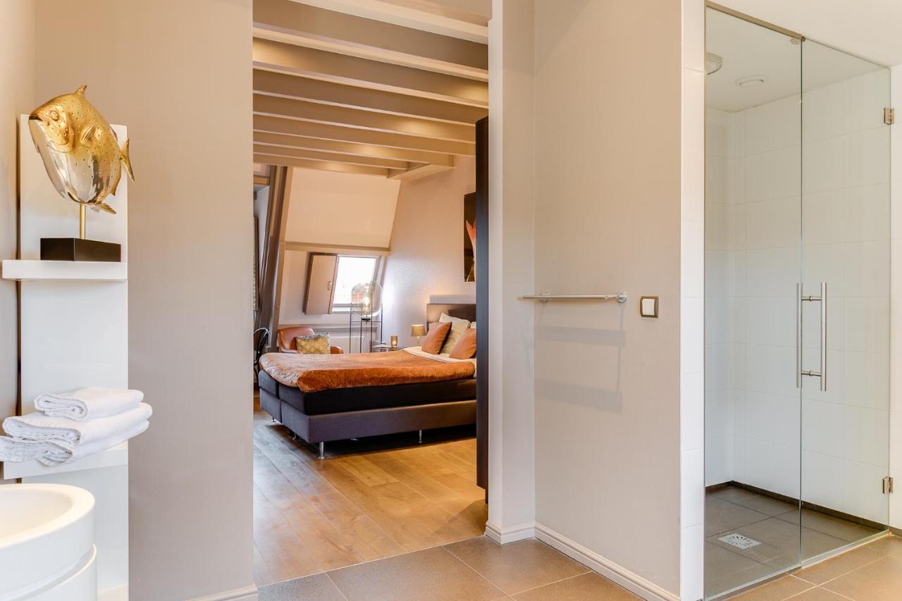 Brasss Hotel Suites Haarlem Esterno foto A sliding door