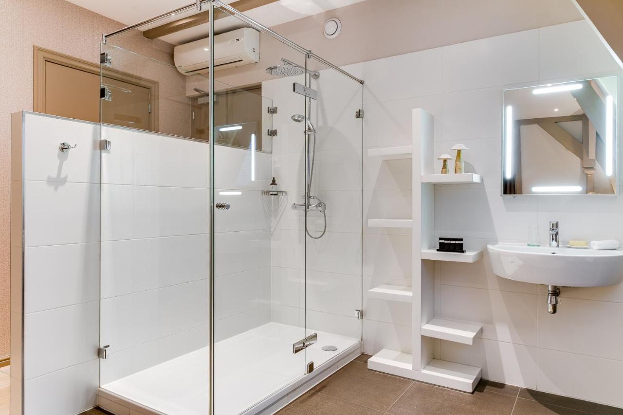 Brasss Hotel Suites Haarlem Esterno foto A shower cubicle