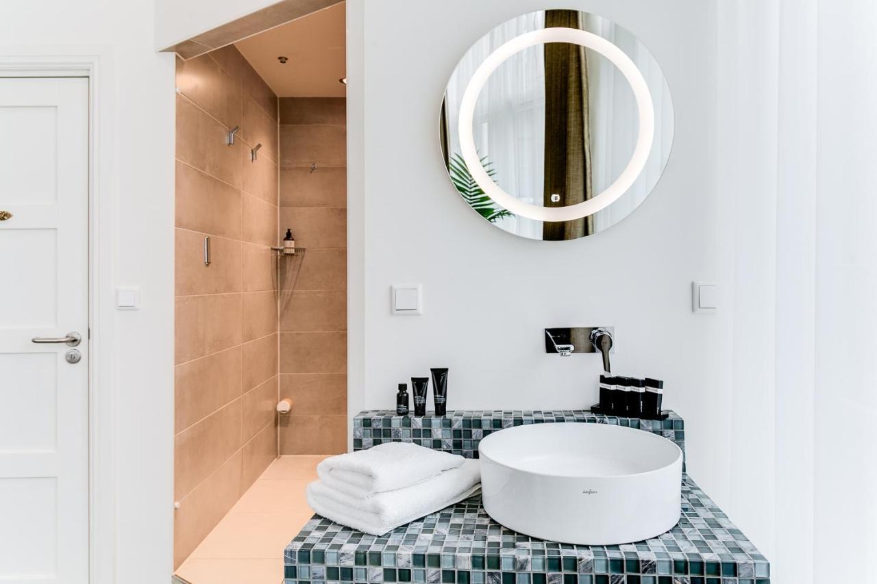Brasss Hotel Suites Haarlem Esterno foto Bathroom