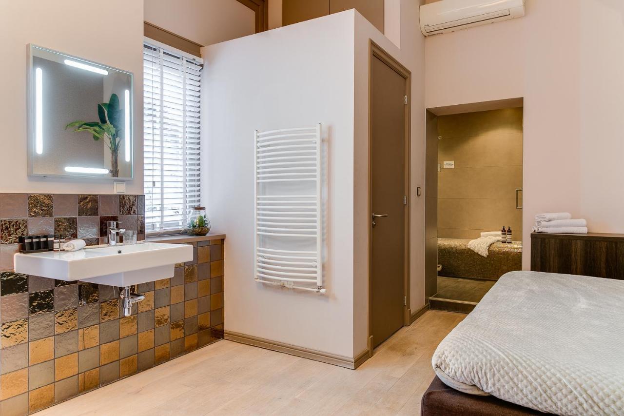 Brasss Hotel Suites Haarlem Esterno foto A heated towel rail