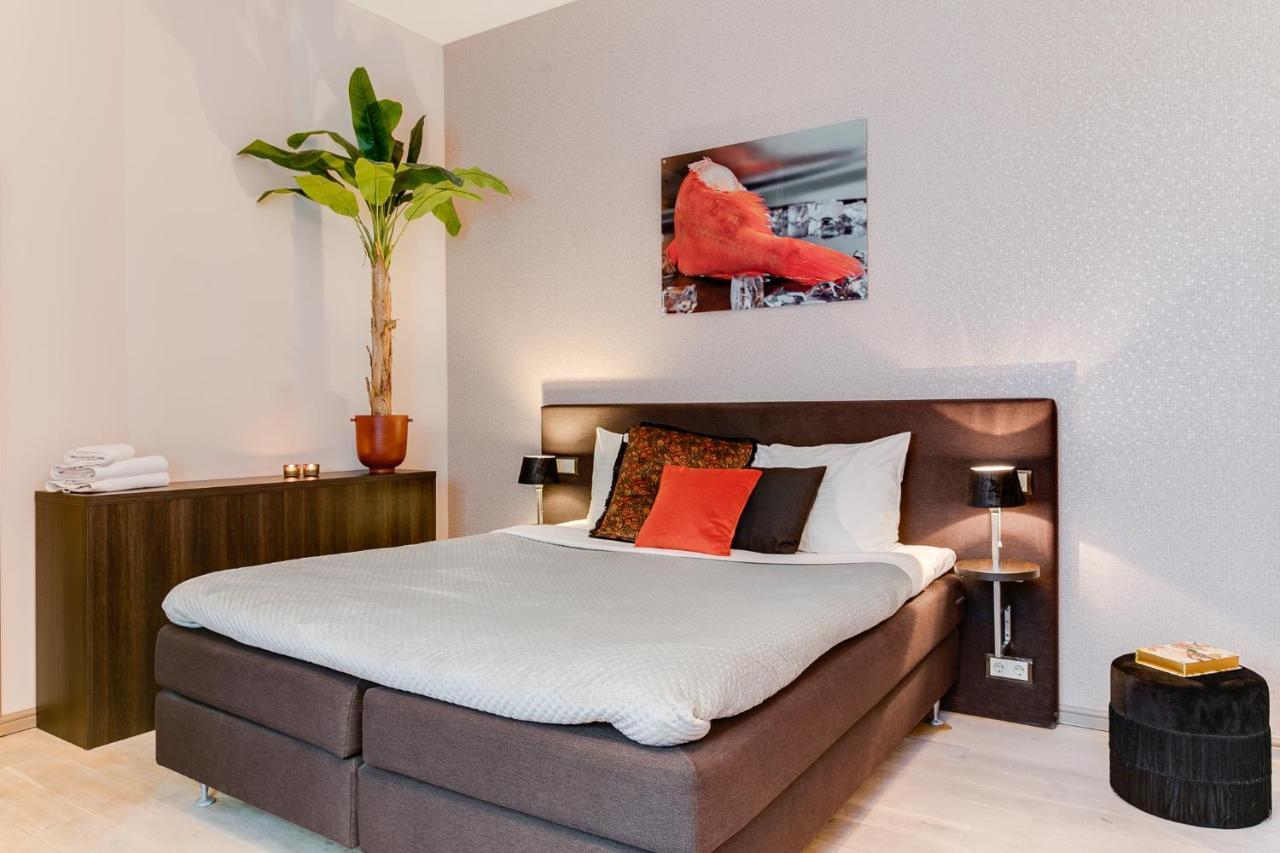 Brasss Hotel Suites Haarlem Esterno foto A bedroom at the hotel