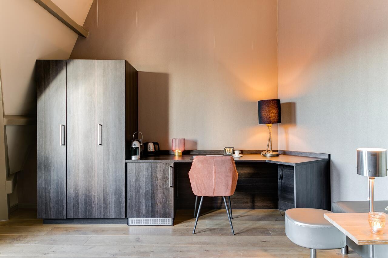 Brasss Hotel Suites Haarlem Esterno foto A typical studio apartment