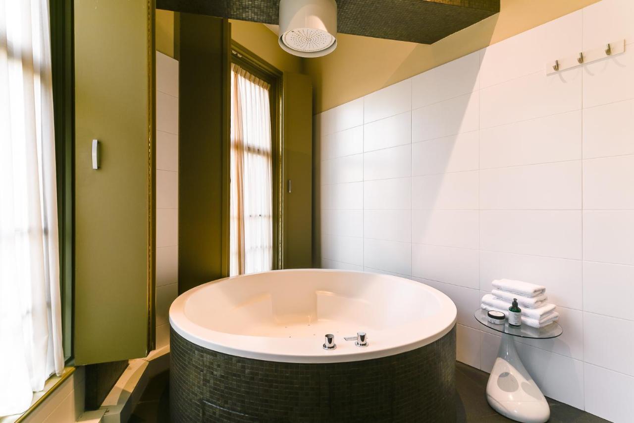Brasss Hotel Suites Haarlem Esterno foto A modern freestanding bathtub